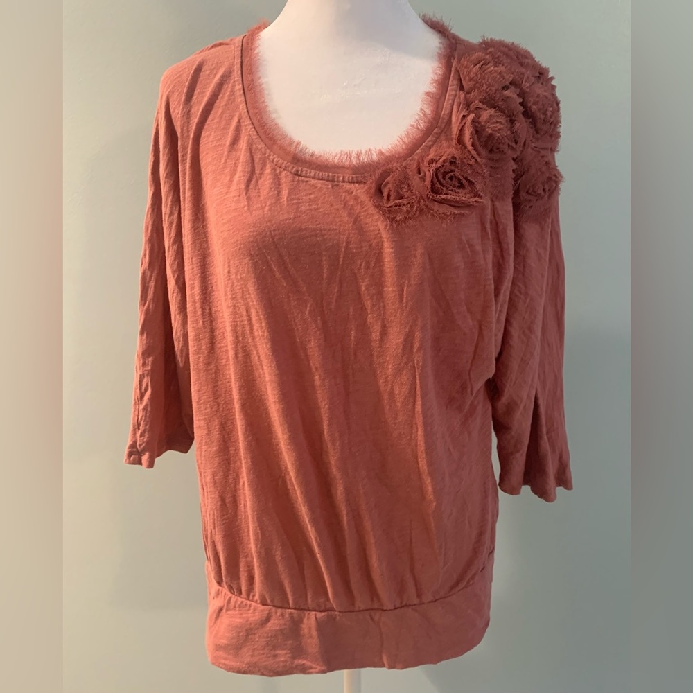 Scoop neck top w/ruffled collar detail